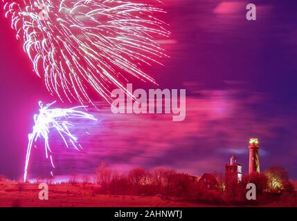 Putgarten, Deutschland. 31 Dez, 2019. Feuerwerk glühen in den Abendhimmel über dem Leuchtturm (r), das im Jahr 1901 erbaut wurde und das historische Schinkel Turm aus dem Jahre 1827 am Kap Arkona auf der Insel Rügen. Kap Arkona ist der nördlichste Punkt der Insel Rügen. Während die 35 Meter hohe Gebäude, das 1901 errichtet wurde, immer noch Licht sendet Signale über das Meer, die Schinkel Turm dient als Museum. Beide Gebäude können als Aussichtstürme geklettert werden. Foto: Patrick Pleul/dpa-Zentralbild/ZB/dpa/Alamy leben Nachrichten Stockfoto