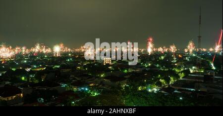 2020 Silvester Feuerwerk in Surabaya, Ost Java, Indonesien Stockfoto