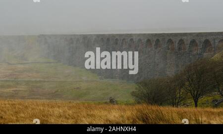 Ribblehead Viadukt bei einem Schneeschauer, North Yorkshire, Großbritannien Stockfoto