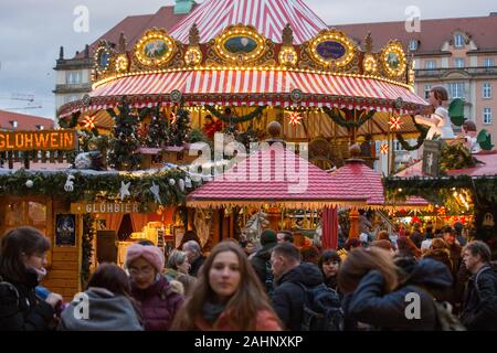 Dresden, Sachsen, Deutschland. 9 Dez, 2019. Masse der Leute auf dem Weihnachtsmarkt Striezelmarkt eine der ältesten und größten Weihnachtsmärkte in Deutschland, der Dresdner Striezelmarkt genannt wurde nach dem Original Dresdner Christstollen, der striezel. Credit: Karol Serewis/SOPA Images/ZUMA Draht/Alamy leben Nachrichten Stockfoto