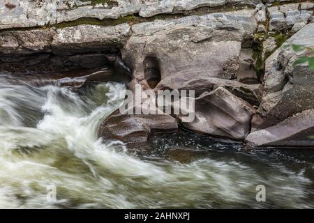 Die Westfield River fließt durch Chesterfield Schlucht in West Chesterfield, Massachusetts Stockfoto