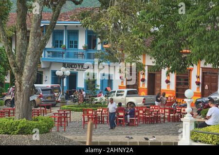 Das Leben in der Main Plaza von bunten Jardin, Antioquia, Kolumbien Stockfoto