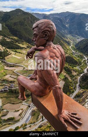 Der Denker, geformt von Miguel Angel Gonzalez, im Roc del Quer Sicht, Canillo, Andorra. Stockfoto