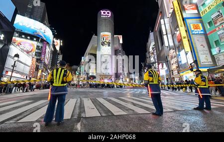 Tokio, Japan. 31 Dez, 2019. Mitglied des Security Service Unternehmen stand Guard um Shibuya Bezirk Einkaufsstraße in Tokio, Japan am Dienstag, den 31. Dezember 2019. Foto von keizo Mori/UPI Quelle: UPI/Alamy leben Nachrichten Stockfoto