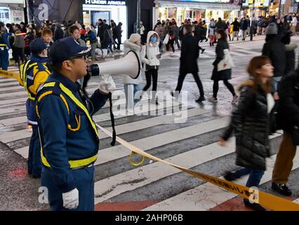 Tokio, Japan. 31 Dez, 2019. Mitglied des Security Service Unternehmen stand Guard um Shibuya Bezirk Einkaufsstraße in Tokio, Japan am Dienstag, den 31. Dezember 2019. Foto von keizo Mori/UPI Quelle: UPI/Alamy leben Nachrichten Stockfoto