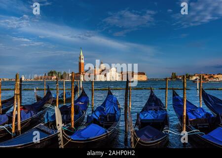 San Giorgo Maggiore (St. George) Insel und Kirche in der Lagune von Venedig mit Gondeln gesehen Stockfoto