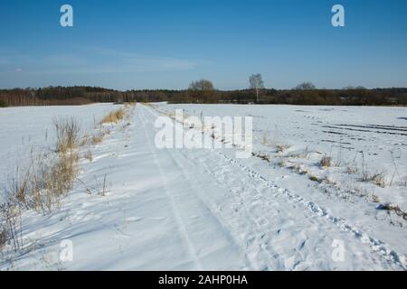 Im Schnee bedeckte Schuttstraße, Wintersonntag Stockfoto