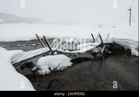 Ein Schnee Schnee Schnee Brücke in Tignes Le Lac Hintergrund Stockfoto