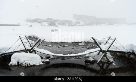 Ein Schnee Schnee Schnee Brücke in Tignes Le Lac Hintergrund Stockfoto