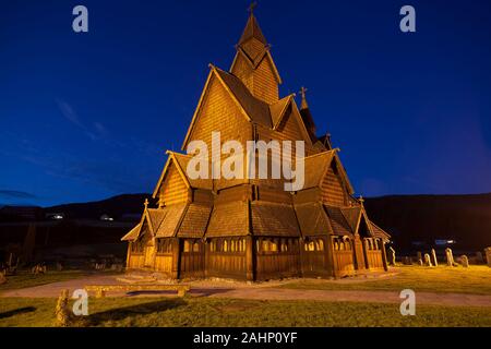 Heddal Stabkirche in der Nacht, Notodden, Telemark, Norwegen. Stockfoto