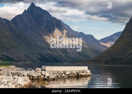 Berg Slogen von Sunnmore Urke, Alpen, Mehr og Romsdal, Norwegen. Stockfoto