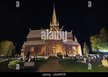 Lom Stabkirche in der Nacht, Fossbergom, Oppland, Norwegen. Stockfoto