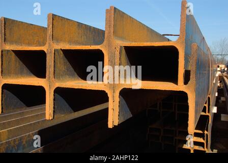 Deutschland, Niedersachsen, Peine, Stahltraeger im Hafen, Stockfoto