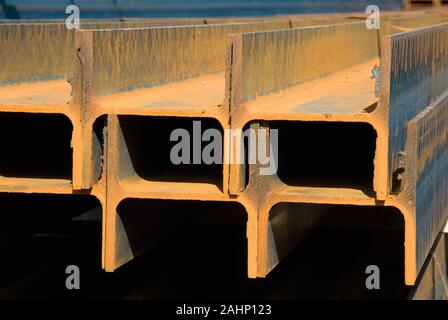 Deutschland, Niedersachsen, Peine, Stahltraeger im Hafen, Stockfoto