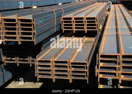 Deutschland, Niedersachsen, Peine, Stahltraeger im Hafen, Stockfoto