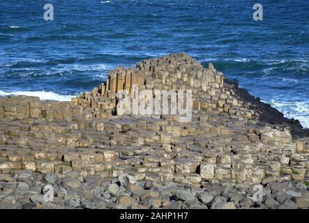 Giant's Causeway mit Sprungbretter und Basaltsäulen, die in Richtung Meer, County Antrim, Nordirland, Großbritannien. Stockfoto