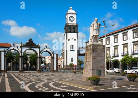 Kirche, Igreja Matriz de Sao Sebastiao, Portas da Cidade, Ponta Delgada, Sao Miguel, Azoren, Portugal/alte Stadttore, Denkmal, Goncalo Velho Cabral Stockfoto