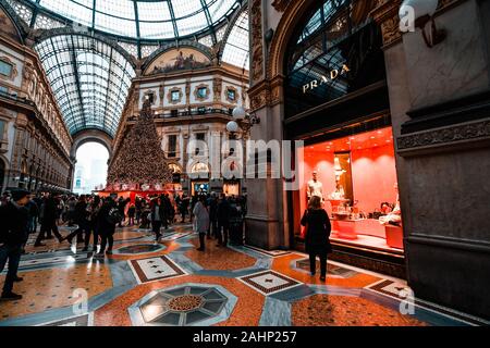 Galerie Vittorio Emanuele II., einer der belebtesten Orte Mailands in der Weihnachtszeit, ein fantastischer Ort voller Menschen auf der Suche Geschenk. Stockfoto