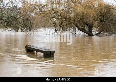 Eine Bank wird Teil des Flusses Maulwurf in Brockham, Surrey, UK, als Schwere Regenfälle verursachten Überschwemmungen in Surrey und Sussex im Dezember 2019. Stockfoto