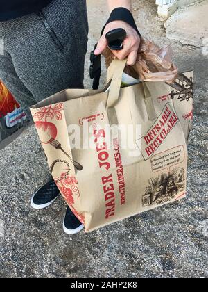 Frau, die eine wiederverwendbare und Recycelbar Paper Bag aus der Trader Joe store in Tucson AZ Stockfoto