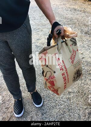 Frau, die eine wiederverwendbare und Recycelbar Paper Bag aus der Trader Joe store in Tucson AZ Stockfoto