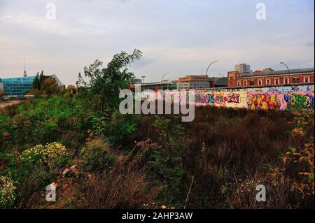 Berlin, Berliner Sehenswürdigkeiten, Wand, hellen, kalten Krieges, bunte, farbenfrohe Malerei, Farben, Farben, Ost-Berlin, ehemalige Division, deutsche Geschichte, Deutschland, Graffiti, historisch, Historische Stätte, Manifestation, Speicher, die wichtigsten Sehenswürdigkeiten von Berlin, Deutschland, DDR, Berliner Mauer, Berliner Mauer, Berlin, die wiedergefundene Stück der Berliner Mauer von 1961, Berliner Mauer, Teil der ehemaligen Berliner Mauer an der East Side Gallery, East Side Gallery Stockfoto