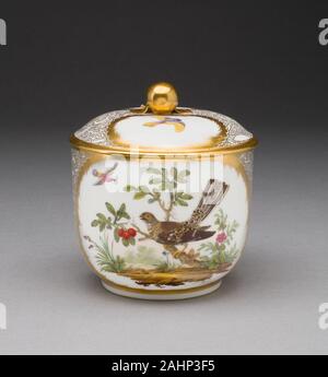 Herstellung nationale de Sèvres (Hersteller). Sugar Bowl. 1781. Sèvres. Hartporzellan, mehrfarbigen Emaillen, Vergoldung Vogel Malerei hat immer beliebt bei Sèvres. Die Vögel (oiseaux) auf dieser Sugar Bowl sind von Gravuren in Histoire Naturelle des Oiseaux gezeichnet, ein aus dem 18. Jahrhundert Natural history Abhandlung von dem französischen Naturforscher Georges-Louis Leclerc, comte de Buffon (1707 - 1788). Diese Gravuren wurden zuerst als Ausgangsmaterial in Sèvres 1781 verwendet. Stockfoto