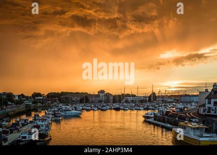 Weymouth Hafen Sonnenuntergang am Fluss Wey Boote und Hafen Seite bunten Häusern und Kneipen, Weymouth, Dorset, England, uk, gb Stockfoto