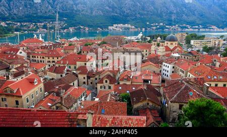 Kotor, Montenegro Panoramablick über die wunderschöne Bucht von Kotor und die Altstadt bei Sonnenuntergang Stockfoto