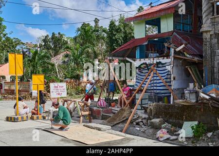 Buruanga Stadt, Provinz Aklan, Philippinen - Dezember 29, 2019: Familie ist der Wiederaufbau ihrer Heimat, die durch Taifun Ursula zerstört wurde. Stockfoto