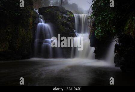 Der Wasserfall am Penllergare Tal Wald Stockfoto