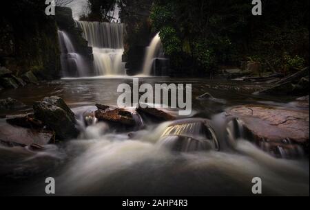 Der Wasserfall am Penllergare Tal Wald Stockfoto