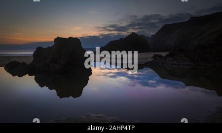 Rockpool Reflexionen bei Sonnenuntergang Stockfoto