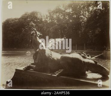 Jean-Eugène - Auguste Atget. Versailles Grand Trianon, Dragon par Hardy. 1901. Frankreich. Eiweiß drucken Stockfoto