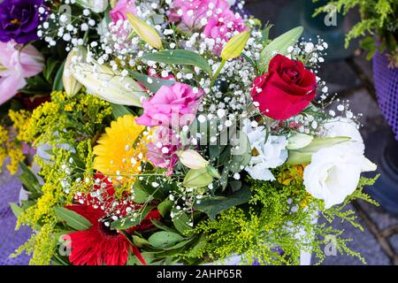 Blumenstrauß-close-up. Es gibt viele Arten von Blumen in verenkte. Stockfoto