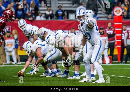 Die US Air Force Academy Football spieler Daniel Morris Signale an die Schiedsrichter kurz vor dem Ball snap während des Cheez-It Bowl Championship Spiel gegen Washington State University in Chase Field Dezember 27, 2019 in Phoenix, Arizona. Air Force besiegt Staat Washington 31-21 ihre Saison mit einem 11-2 Rekord und acht Spiel zu beenden Gewinnstreifen ist damit die dritte beste Jahreszeit in der Programmgeschichte. Stockfoto