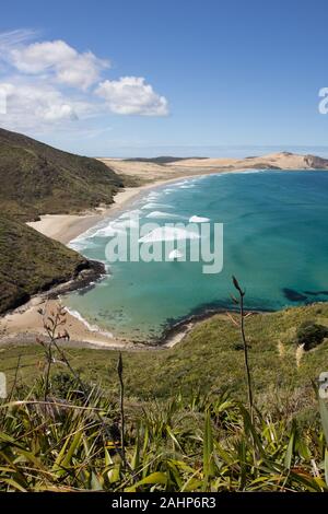 Blue Surf von Te Werahi Beach und Cape Maria Van Diemen am Cape Reinga, Northland, Neuseeland. Stockfoto