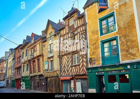 Bild von Fachwerkhaus Gebäude in der Rue Saint-Michel, Rennes, Bretagne, Frankreich. Rennes ist die Hauptstadt der Bretagne und ein beliebtes Touristenziel. Stockfoto