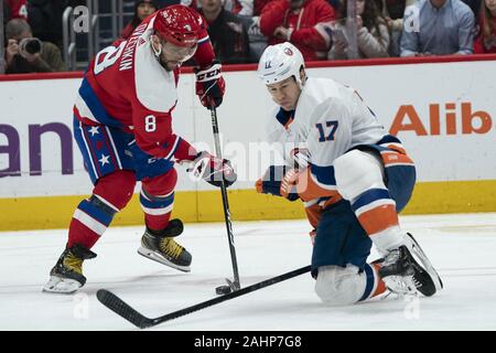 Washington Capitals linken Flügel Alex Ovechkin (8) Täuscht eine Aufnahme, wie die New York Islanders linken Flügel Matt Martin (17) sieht im zweiten Zeitraum bei Capital eine Arena in Washington, D.C. am Dienstag, den 31. Dezember 2019 zu blockieren. Die Washington Capitals beenden die Dekade als der winningest Mannschaft in der NHL mit 465 gewinnt seit 2010. Foto von Alex Edelman/UPI Stockfoto