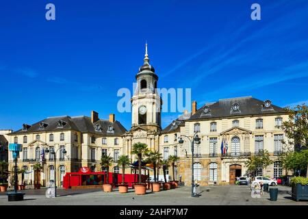 Bild von der Frontansicht der Mairie de Rennes in Rennes, Bretagne, Frankreich. Rennes ist die Hauptstadt der Bretagne und ein beliebtes Ziel für Touristen Stockfoto
