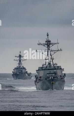 Ein U.S. Navy der Arleigh-Burke-Klasse geführt - Flugzerstörer USS Rafael Peralta und USS John Finn, rechts, beim täglichen Training Operations Dezember 7, 2019 in den Pazifischen Ozean. Stockfoto