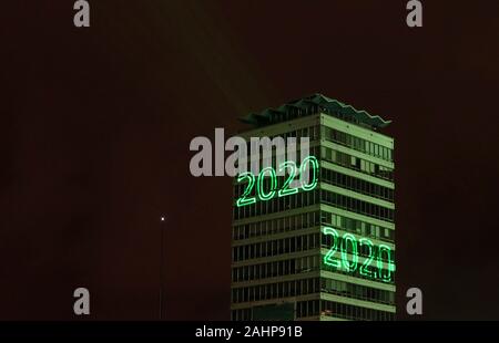 Das Jahr 2020 ist auf Liberty Hall im Stadtzentrum von Dublin während der Liffey lichter Moment-Matinee im Rahmen der Silvesterabend der Stadt neues Jahr projiziert. Stockfoto