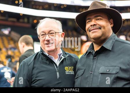 1/27/19 John Lynch, Präsident der Hundert Club und Boston Polizeichef William Brutto bei der Boston Bruins Grundlage BFit Herausforderung Stockfoto