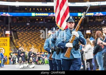 1/27/19 Boston Polizei Color Guard an der Boston Bruins Grundlage BFit Herausforderung Stockfoto