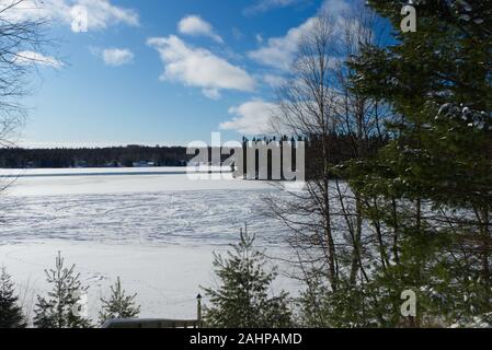 Lac Brochet winter bild, Seeblick im Winter an einem sonnigen Tag, Lac Brochet, Saint-David-de-Falareau, Quebec, Kanada Stockfoto