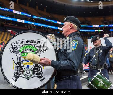 1/27/19 Boston Polizei Gaelic Spalte der Rohre und Trommeln an der Boston Bruins Grundlage BFit Herausforderung durchführen Stockfoto