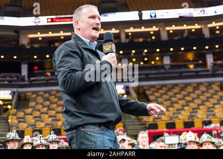 1/27/19 Boston Fire Commissioner Joseph Finn eine Rede bei der Boston Bruins Foundation BFit Challenge Stockfoto