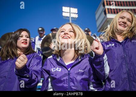 Dezember 31, 2019: Kansas State University Marching Band Mitglieder begeistern die Menge vor der 61. jährlichen AutoZone Liberty Bowl Fußball-Klassiker zwischen dem Navy Midshipmen und der Kansas State Wildcats bei Liberty Bowl Memorial Stadium in Memphis, Tennessee. Prentice C. James/CSM Stockfoto