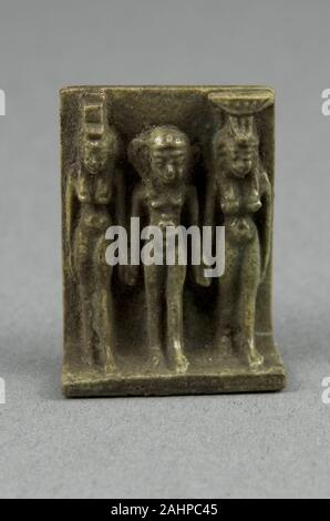 Der ägyptischen Antike. Amulett der Göttinnen Isis und Nephthys mit Horus zwischen stehen. 1070 BC - 656 BC. Ägypten. Keramik Stockfoto