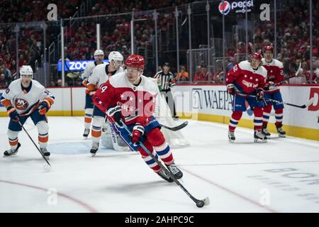Washington, United States. 31 Dez, 2019. Washington Capitals rechten Flügel Richard Panik (14) Skates mit dem Puck in der zweiten Periode als die Kulturhauptstädte spielen die New York Islanders in der Hauptstadt zu einer Arena, in Washington, DC am Dienstag, den 31. Dezember 2019. Die Washington Capitals beenden die Dekade als der winningest Mannschaft in der NHL mit 465 gewinnt seit 2010. Foto von Alex Edelman/UPI Quelle: UPI/Alamy leben Nachrichten Stockfoto